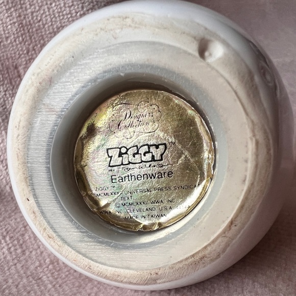 Vintage ZIGGY ™️ “Merry Winter” Ceramic Egg-Shaped Coin Bank - Picture 4 of 4